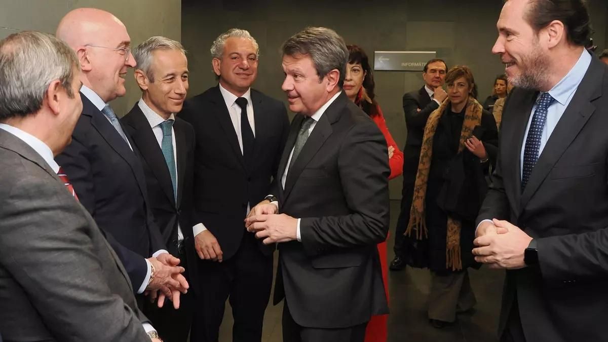 El ministro de Transportes y Movilidad Sostenible, Óscar Puente, saluda al alcalde de Valladolid, Jesús Julio Carnero, durante la presentación del proyecto de la nueva estación de tren de Valladolid Campo Grande