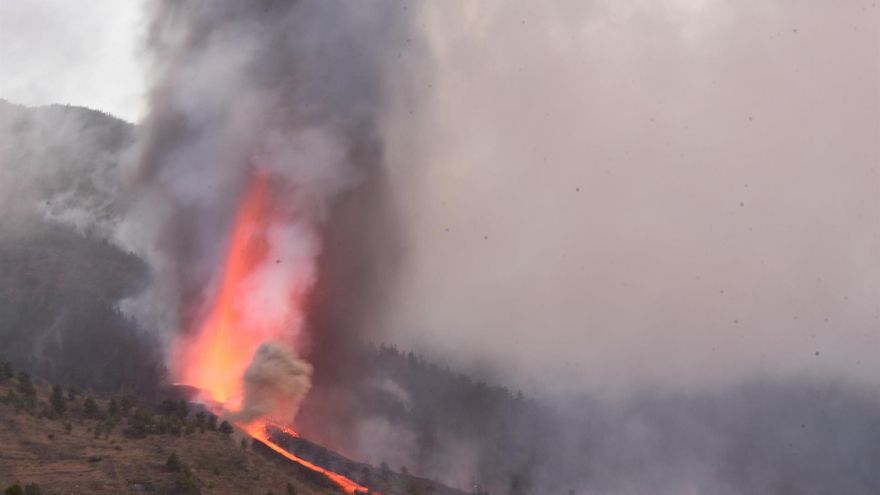 La lava engulle varias viviendas en La Palma: "Es un espectáculo increíble que da pánico"