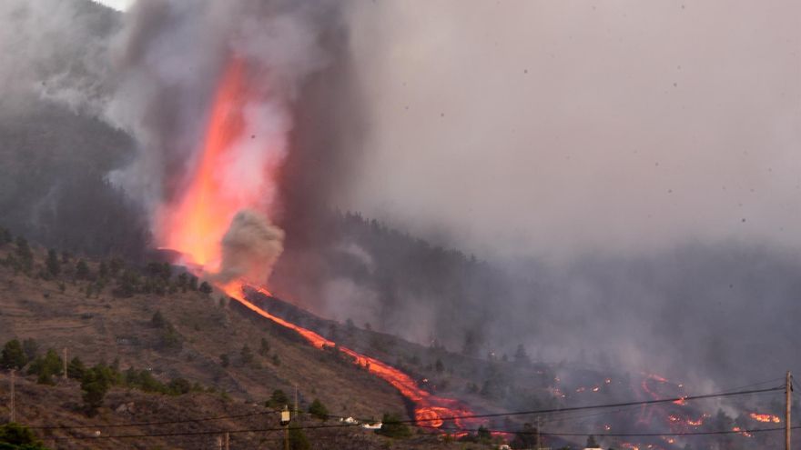 Lava discurriendo hacia el mar en La Palma