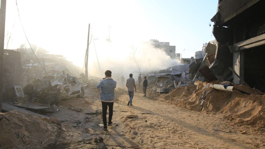 October 26, 2023, Gaza city, Gaza Strip, Palestinian Territory: Palestinian Civil defense teams and civilians try to rescue people under the rubbles after Israeli attacks destroyed buildings as the Israeli airstrikes and artillery fires continue on the 19th day in Gaza City, Gaza on October 26, 2023