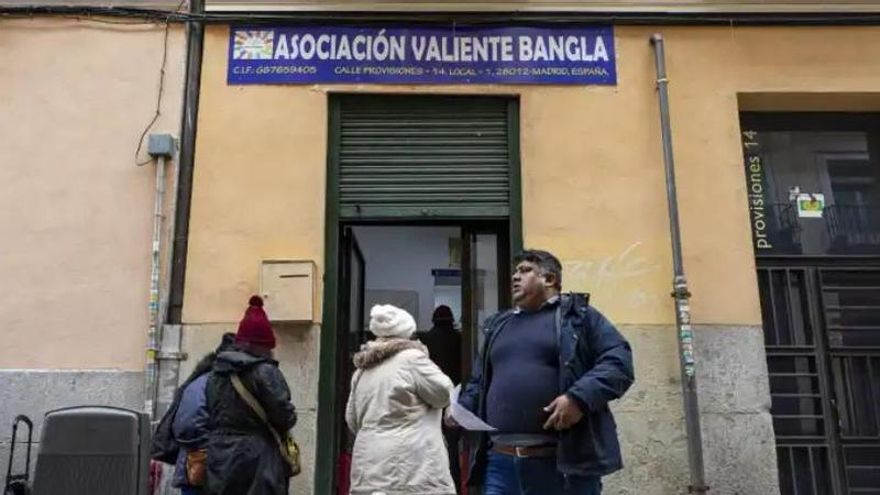 El Ayuntamiento de Madrid expulsa a dos asociaciones de asistencia a migrantes de locales municipales en Lavapiés