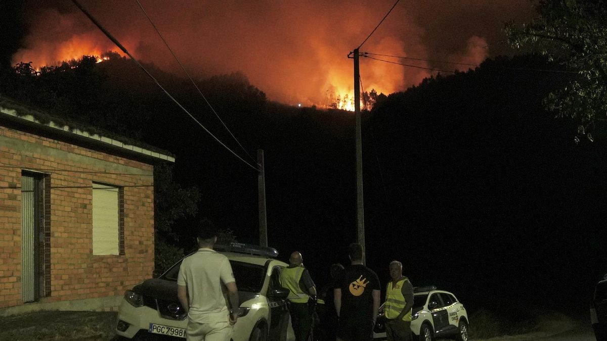 Noche de evacuaciones en Galicia: los incendios salen de Ourense y obligan a desalojar a 100 personas en Pontevedra y Lugo