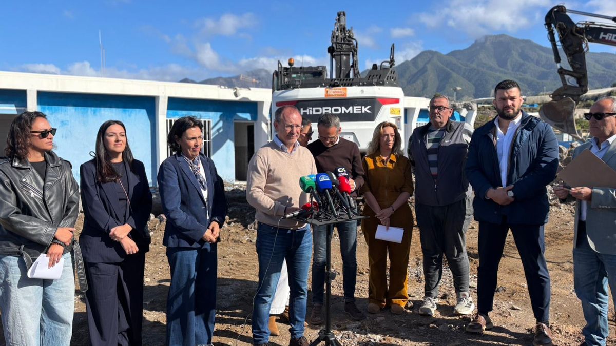 Acto de firma acta de replanteo de las obras que permitirán la demolición de la actual instalación y su posterior reconstrucción  de CEIP La Laguna celebrado este miércoles.