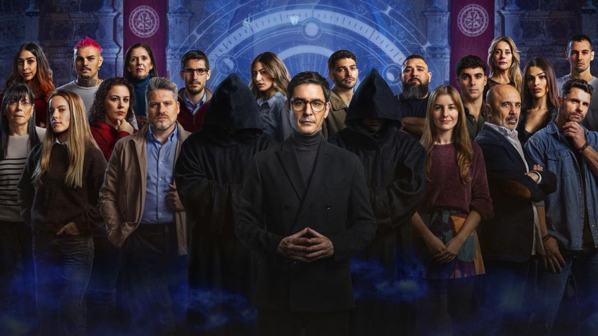 Juanra Bonet, junto a los concursantes de 'Traitors'