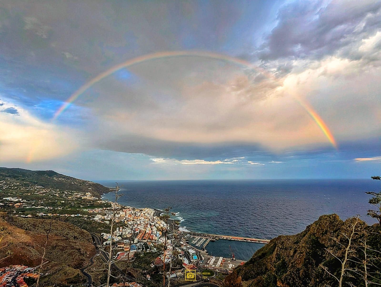 Arcoíris sobre Santa Cruz de La Palma y su bahía este domingo.
