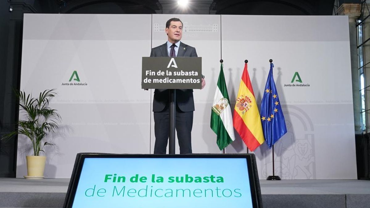 El presidente de la Junta de Andalucía, Juanma Moreno, anuncia el fin de las subastas de medicamentos en Andalucía.