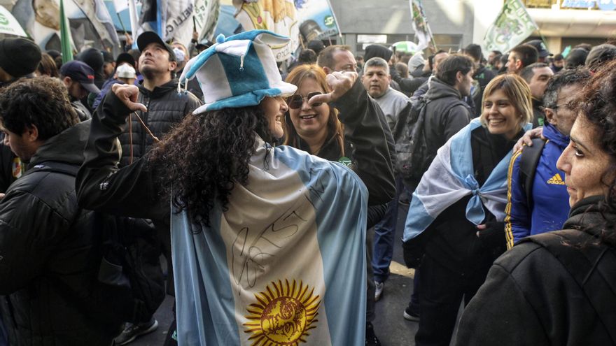 Militancia y movimientos sociales marchan en repudio al atentado que sufrió Cristina Fernández de Kirchner