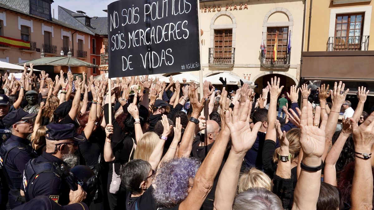 Protesta silenciosa por los incendios forestales el día de la Encina, patrona de El Bierzo.