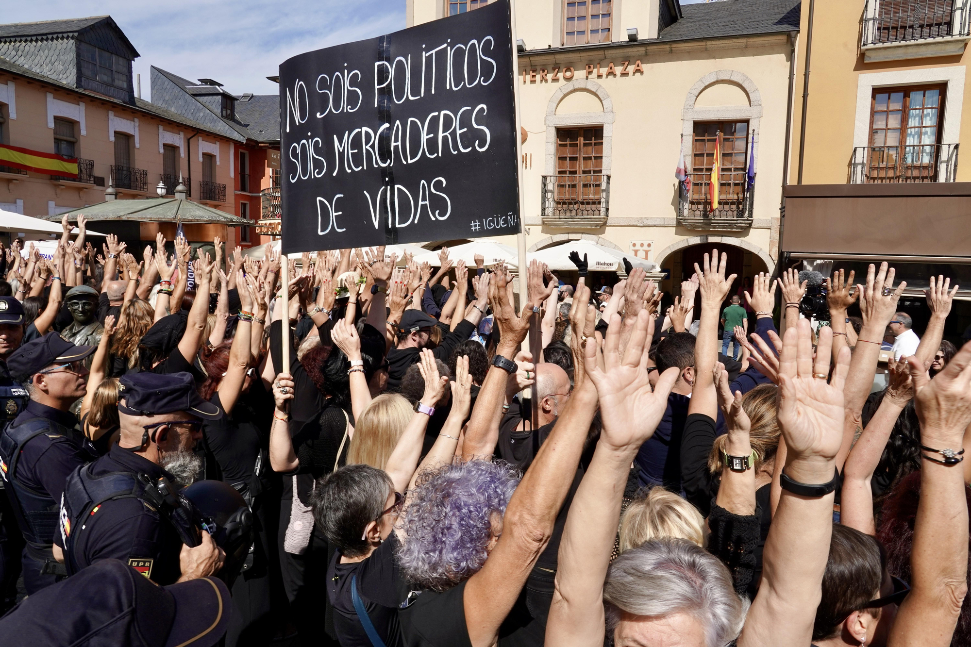 Protesta silenciosa por los incendios forestales el día de la Encina, patrona de El Bierzo.