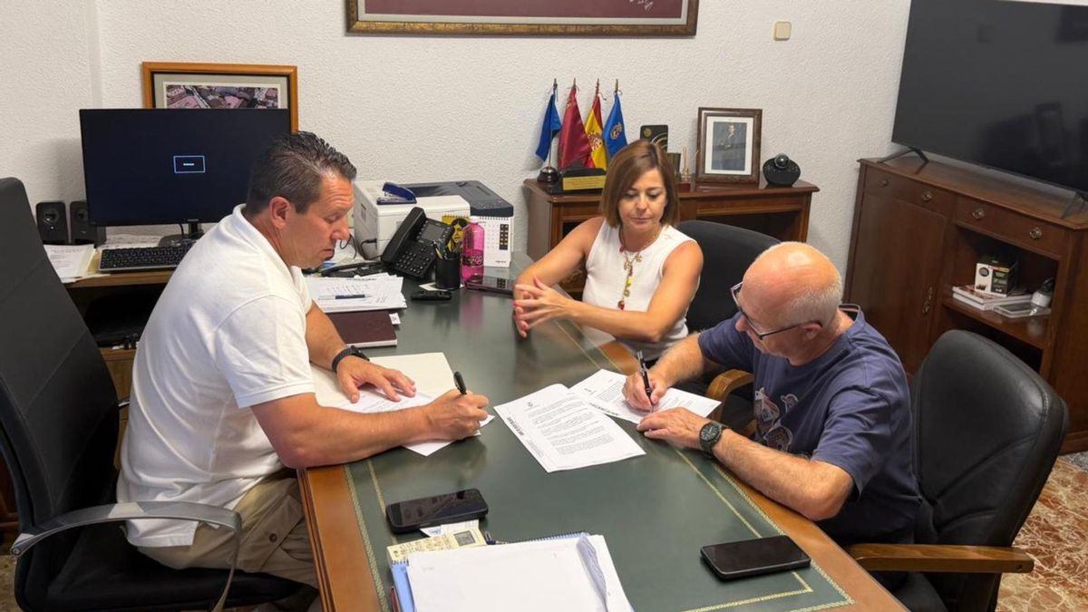 El Ayuntamiento de Mula renueva su convenio de colaboración con Acohomul para seguir impulsando el comercio local