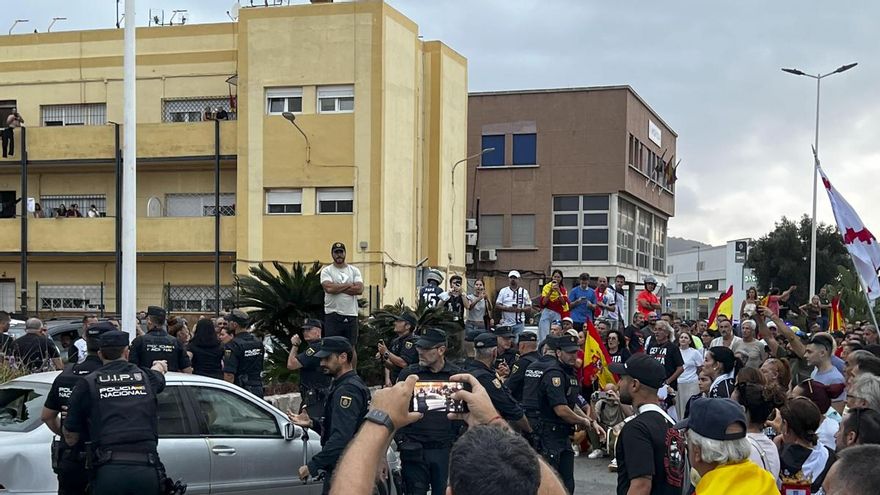 Al menos una persona ha sido retenida en un vehículo policial a raíz de los altercados registrados esta tarde a la salida del puerto de Ceuta, donde varias decenas de personas se han concentrado coincidiendo con la llegada a la ciudad autónoma de integrantes del colectivo ‘Negu Gorriak/Derecho a Techo’. A través de redes sociales, varios grupos de ceutíes se habían convocado a la salida de vehículos del puerto para expresar su rechazo a la llegada de este grupo que consideran vinculado a la izquierda radical. EFE/ Roberto Ruiz Oliva