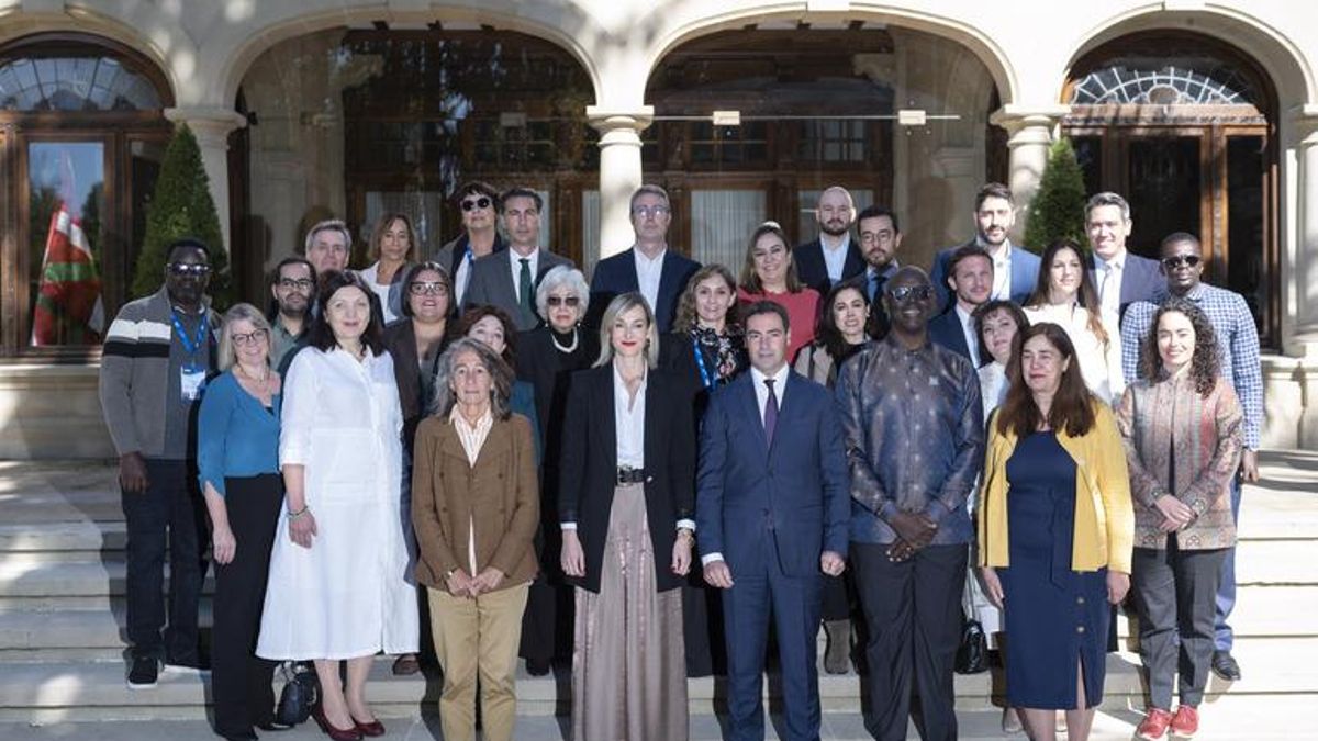 El lehendakari con la delegación de participantes en el Congreso que ha recibido en el Palacio de Ajuria Enea.