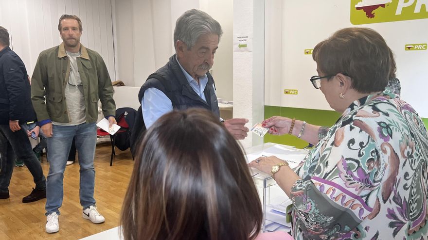El secretario general del PRC, Miguel Ángel Revilla, ha votado este domingo a mdiodía en las primarias para elegir a su sucesor como candidato electoral en las próximas autonómicas
