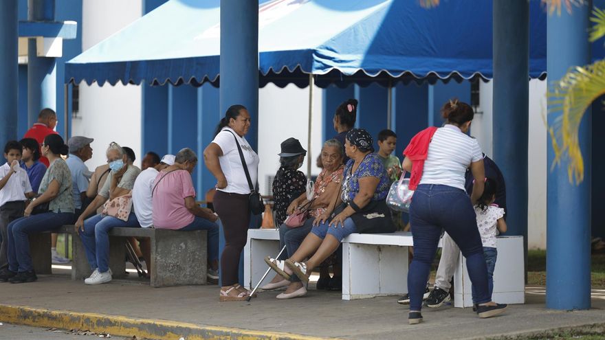 Personas evacuadas de un hospital en La Chorrera (Panamá), después del sismo con epicentro en Colombia, el 10 de agosto de 2026.
