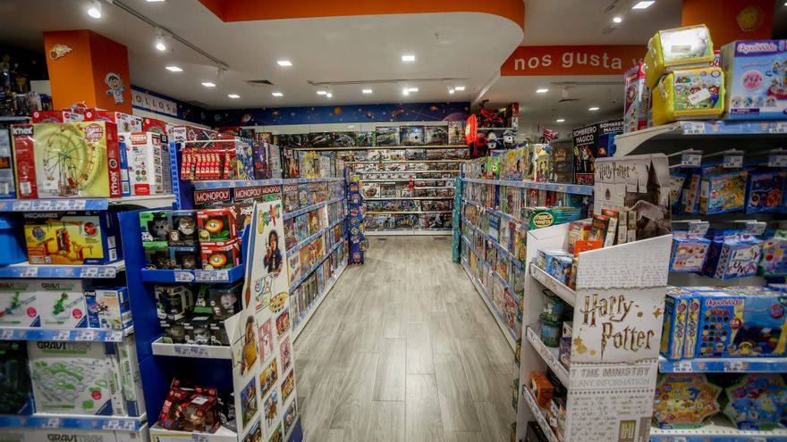 Interior de una tienda de juguetes.