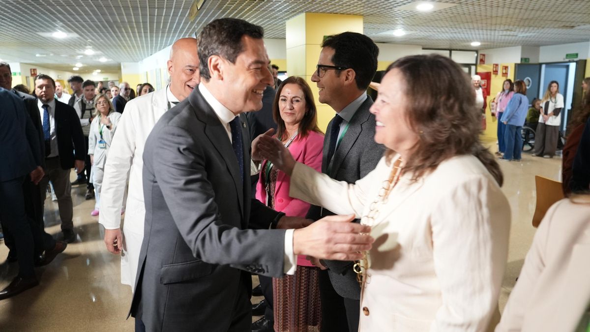 El presidente de la Junta saluda a los sanitarios