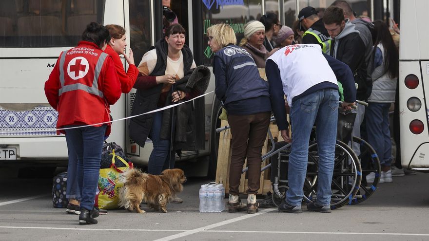 Los autobuses llegaron escoltados por Naciones Unidas y Cruz Roja con mujeres, niños y ancianos en su interior, en una de las operaciones más delicadas de la guerra.