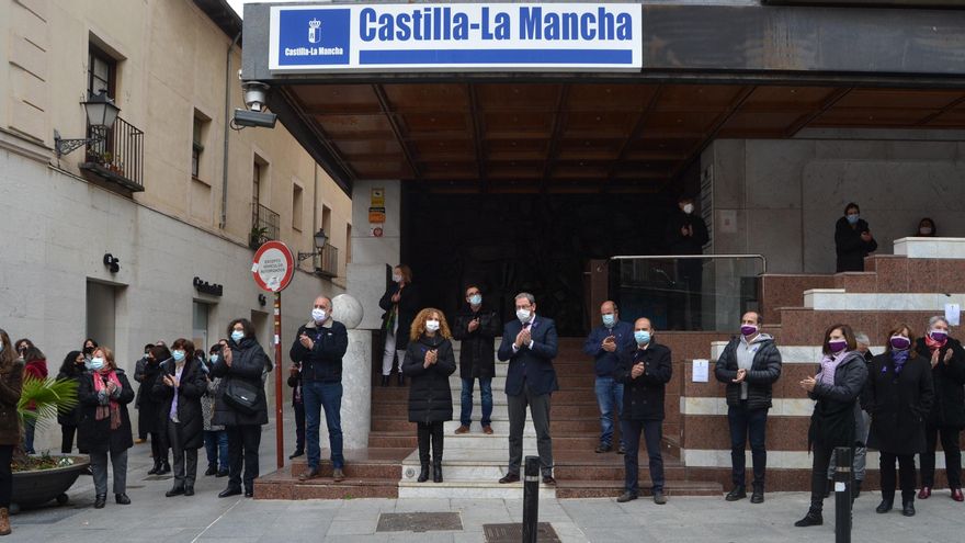 Minuto de silencio institucional en la Delegación del Gobierno en Guadalajara