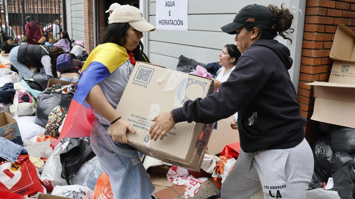 Voluntarios organizan este viernes donaciones para los damnificados por los dos terremotos ocurridos en Venezuela, en un centro de acopio en Bogotá (Colombia).