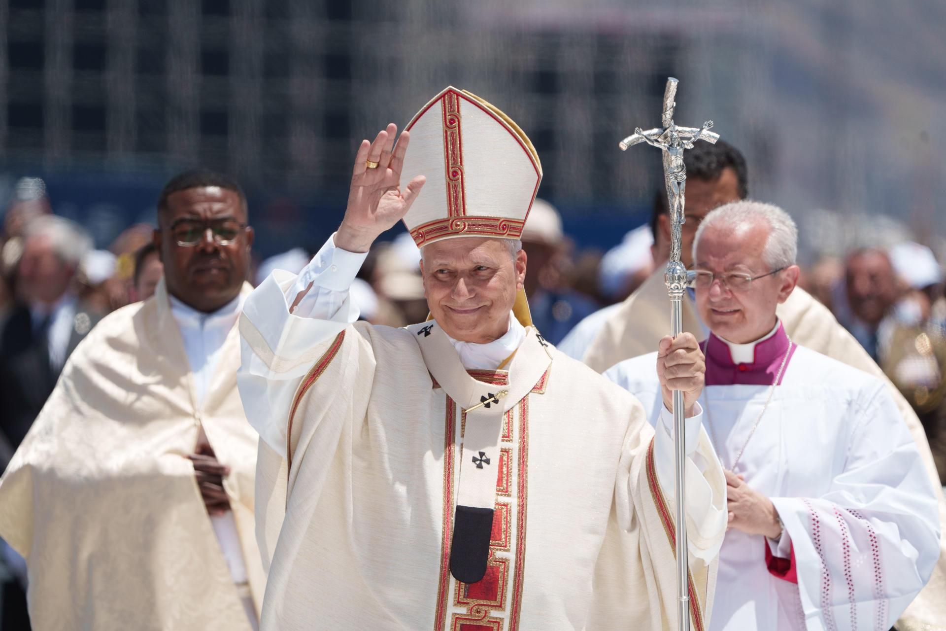 - Miles de personas recibieron este viernes al papa León XIV en el puerto de Santa Cruz de Tenerife, donde celebró una misa multitudinaria en su último día de viaje a España.