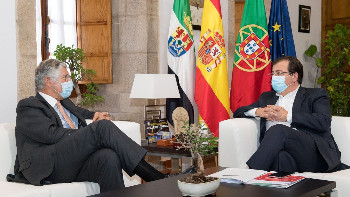 Reunión entre el presidente de la Junta, Guillermo Fernández Vara, y el embajador de Portugal en España, João Mira-Gomes