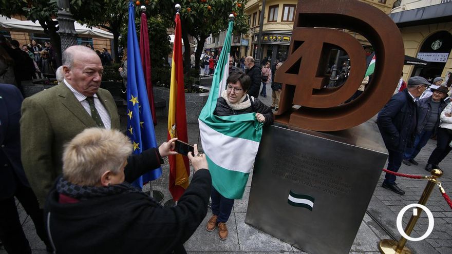 Inauguración de la escultura en homenaje al 4 de diciembre