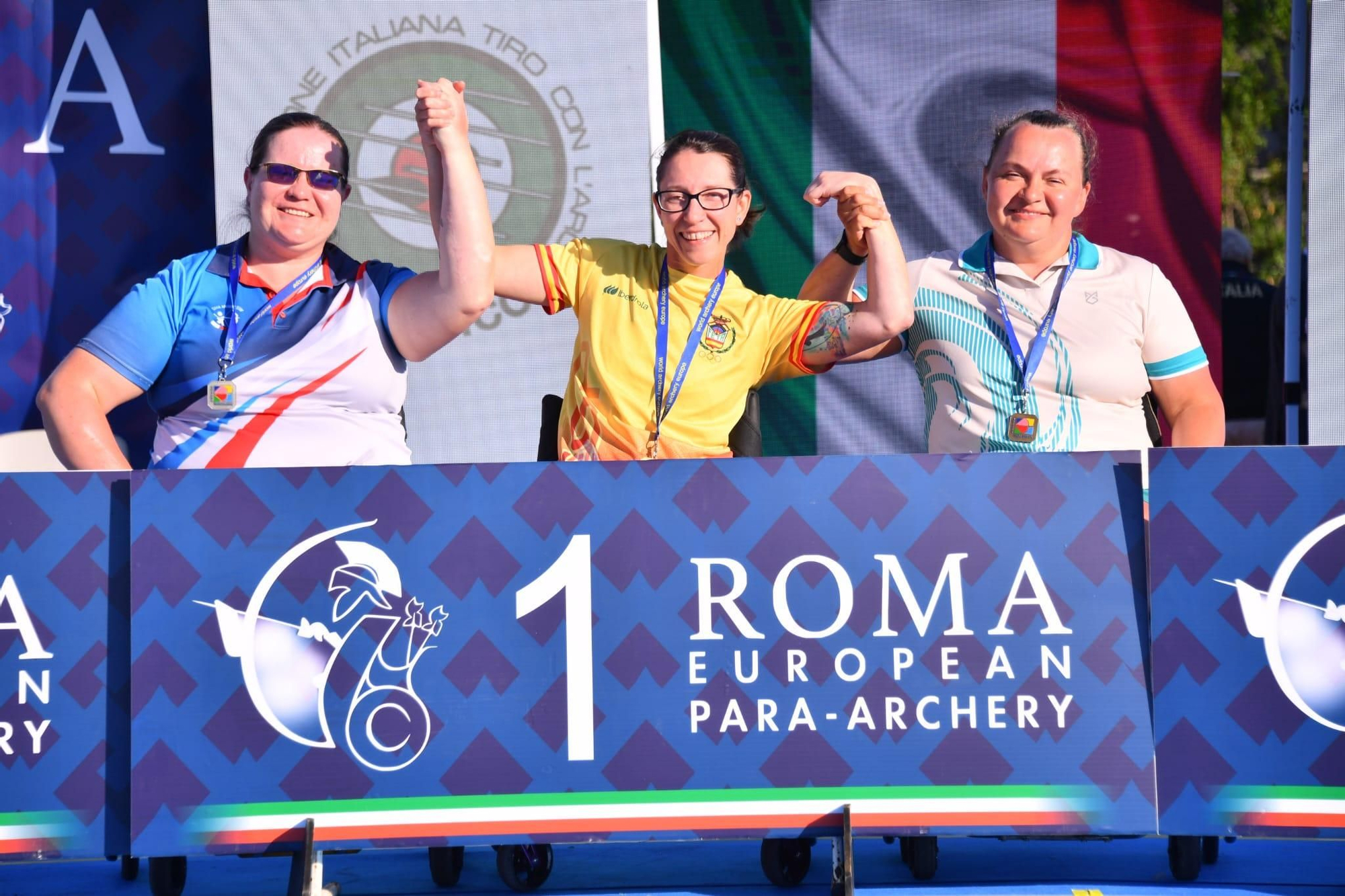 La deportista Isabel Fernández (centro) junto a sus contrincantes en el campeonato europeo celebrado en Roma