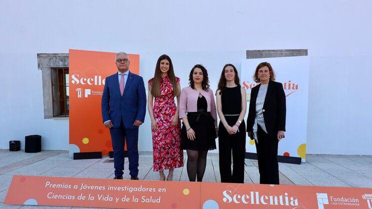 Las premiadas junto a la presidenta de la Fundación Caja Extremadura y el Rector de la UEx.
