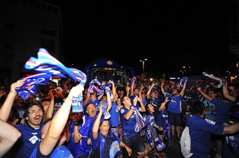 Aficionados del Getafe celebran el regreso de su equipo a la Primera División
