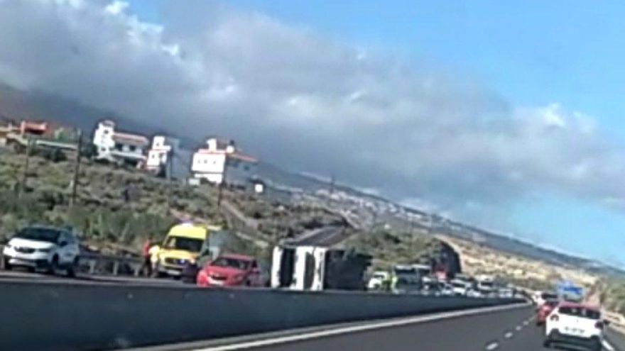 El vuelco de un camión colapsa la autopista del Sur este miércoles