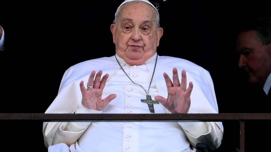 El papa continúa mejorando mientras sigue su 'aislamiento' en Santa Marta