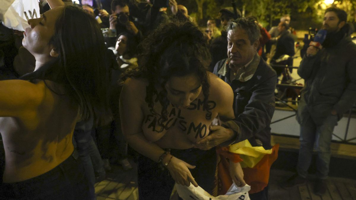 Um homem agarra uma das duas activistas do Femen que protestavam por ocasião da missa em memória do ditador esta quinta-feira na paróquia dos Doze Apóstolos, na rua Velázquez, em Madrid.