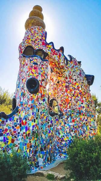 Algunas de las obras recuerdan mucho a los mosaicos de Gaudí que se pueden ver en el Park Güell