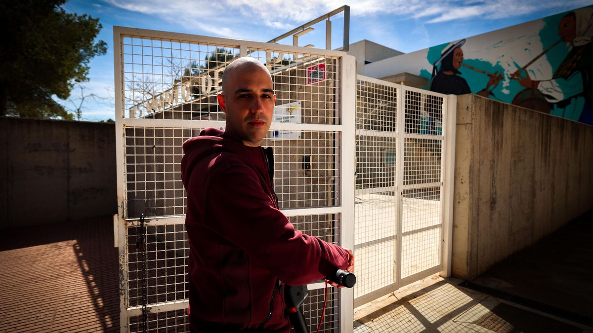 Manu atiende a este diario en la entrada del instituto para hablar de vivienda.