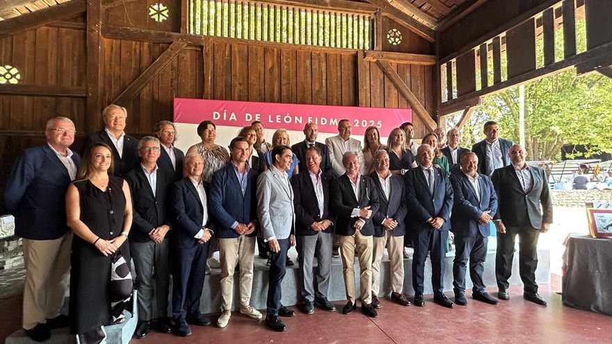 La provincia de León en llamas y sus principales políticos de feria en Gijón