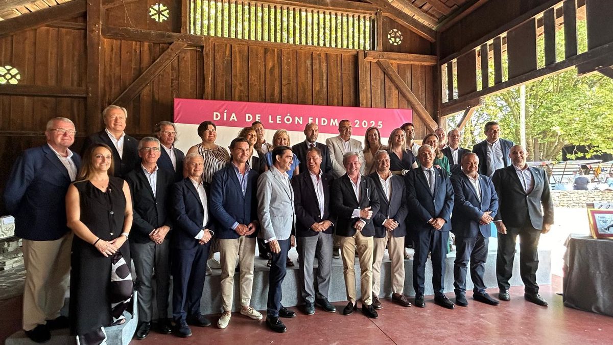 Celebración del Día de León en FIDMA 2025 en Gijón, entre ellos el consejero de Medio Ambiente, Juan Carlos Suárez-Quiñones, o el presidente de la Diputación, Gerardo Álvarez Courel