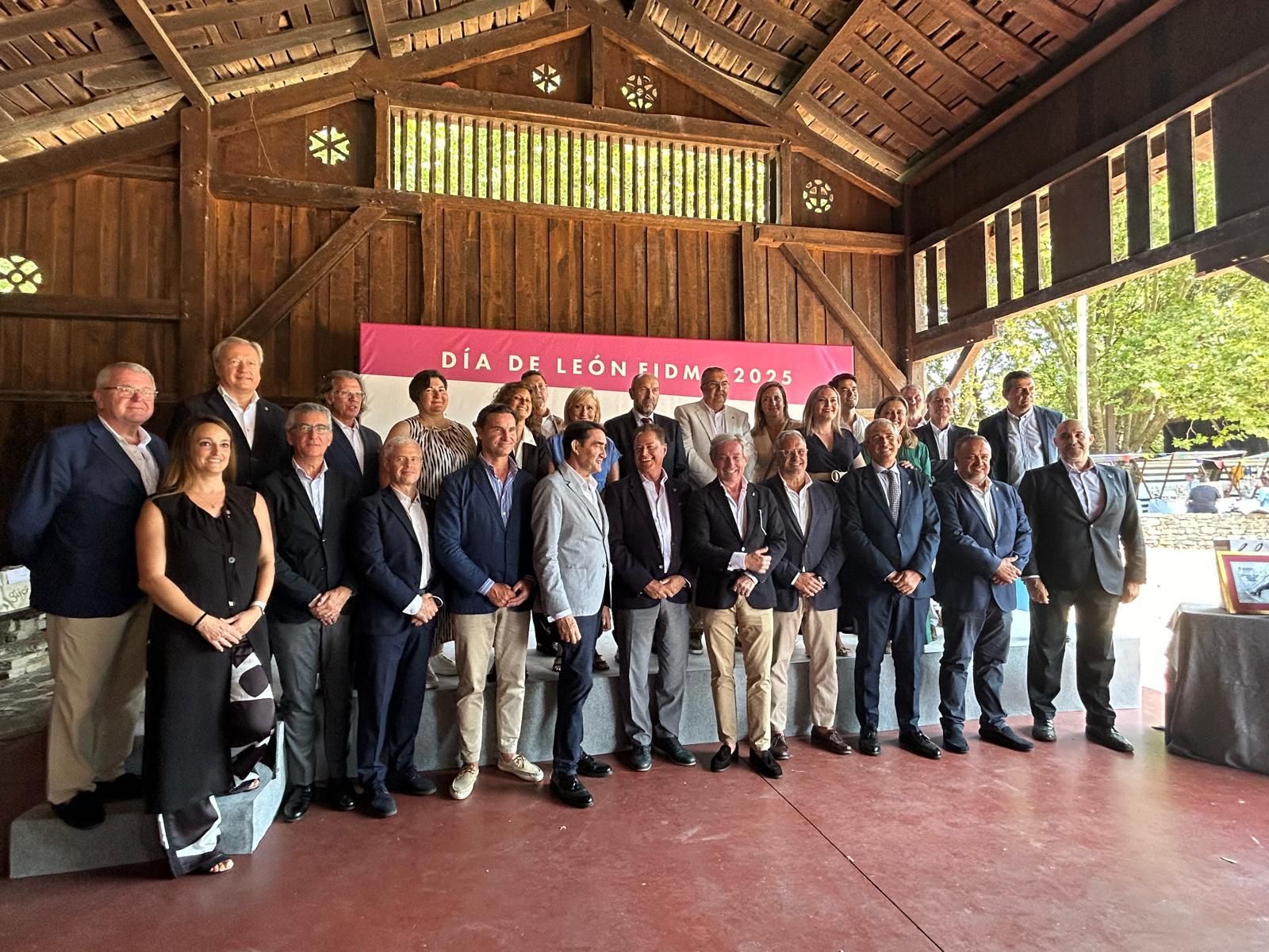 Celebración del Día de León en FIDMA 2025 en Gijón, entre ellos el consejero de Medio Ambiente, Juan Carlos Suárez-Quiñones, o el presidente de la Diputación, Gerardo Álvarez Courel