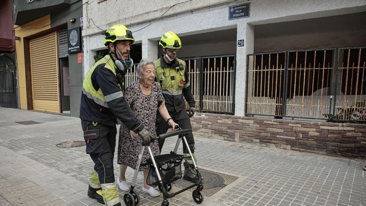 Los vecinos de El Saler denuncian fallos en el dispositivo de extinción y reclaman responsabilidades políticas