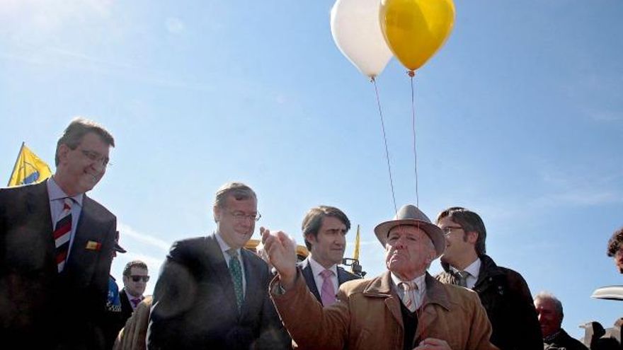 Peio García / ICAL El consejero de Fomento y Medio Ambiente, Antonio Silván, inaugura la 95 Feria Multisectorial de Valencia de Don Juan acompañado por el alcalde, Juan Martínez (CI), y el presidente de la Diputación, Emilio Orejas (D)