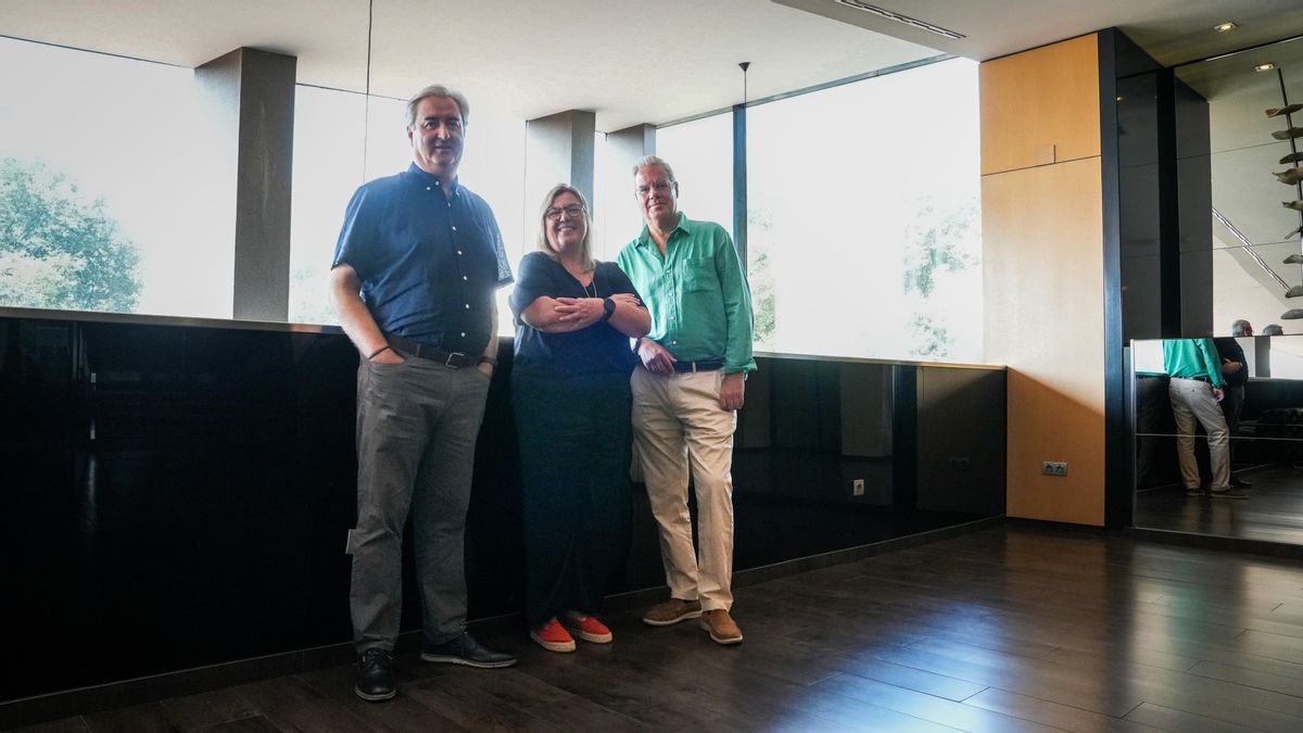 Sara Lozano, Antonio Caño y Juan María Pérez, representantes de la AAVV