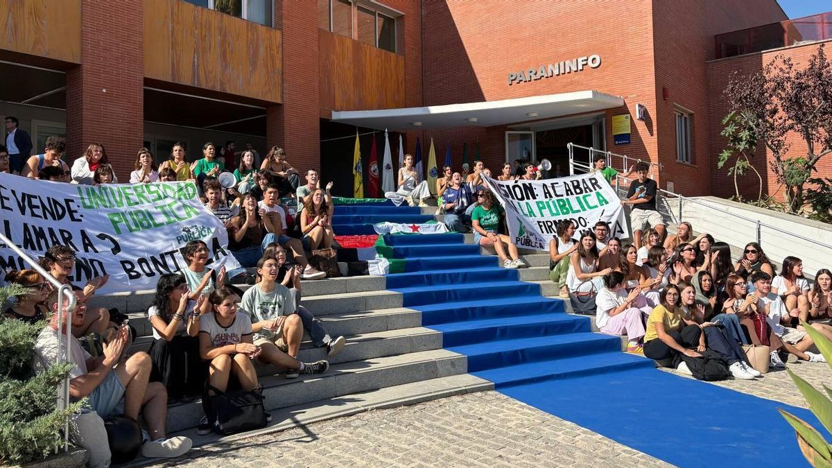 Estudiantes manifestándose a las puertas del Paraninfo, donde se ha celebrado el acto de apertura del curso
