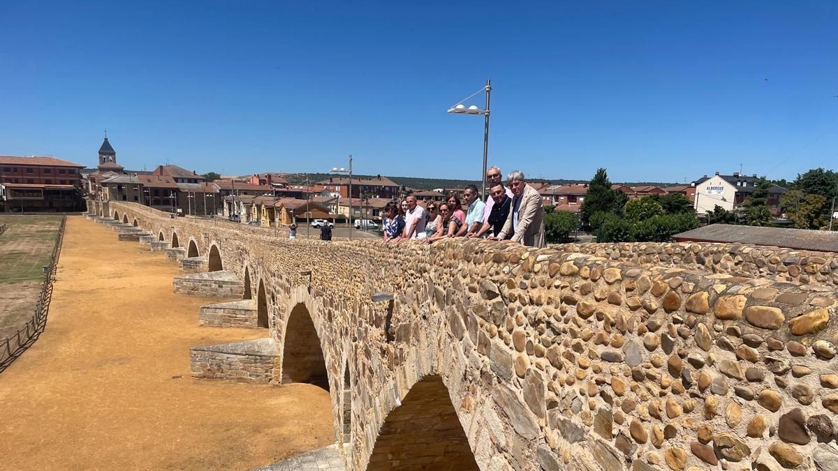 Patrimonio autoriza la iluminación ornamental del puente del Paso Honroso y obras en el Palacio de los Quiñones