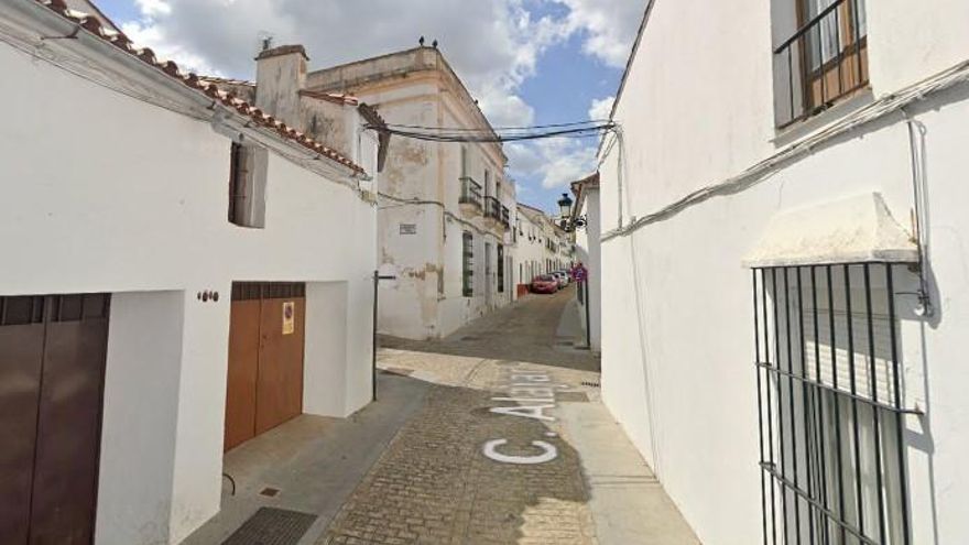 Los agentes de la Guardia Civil detienen y se llevan al hombre que iba armado con un cuchillo en Fregenal (Badajoz)