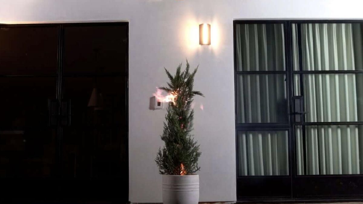 Un pistón eléctrico impulsa señales por conductos metálicos integrados en canalones mientras sensores vigilan el exterior y activan avisos automáticos