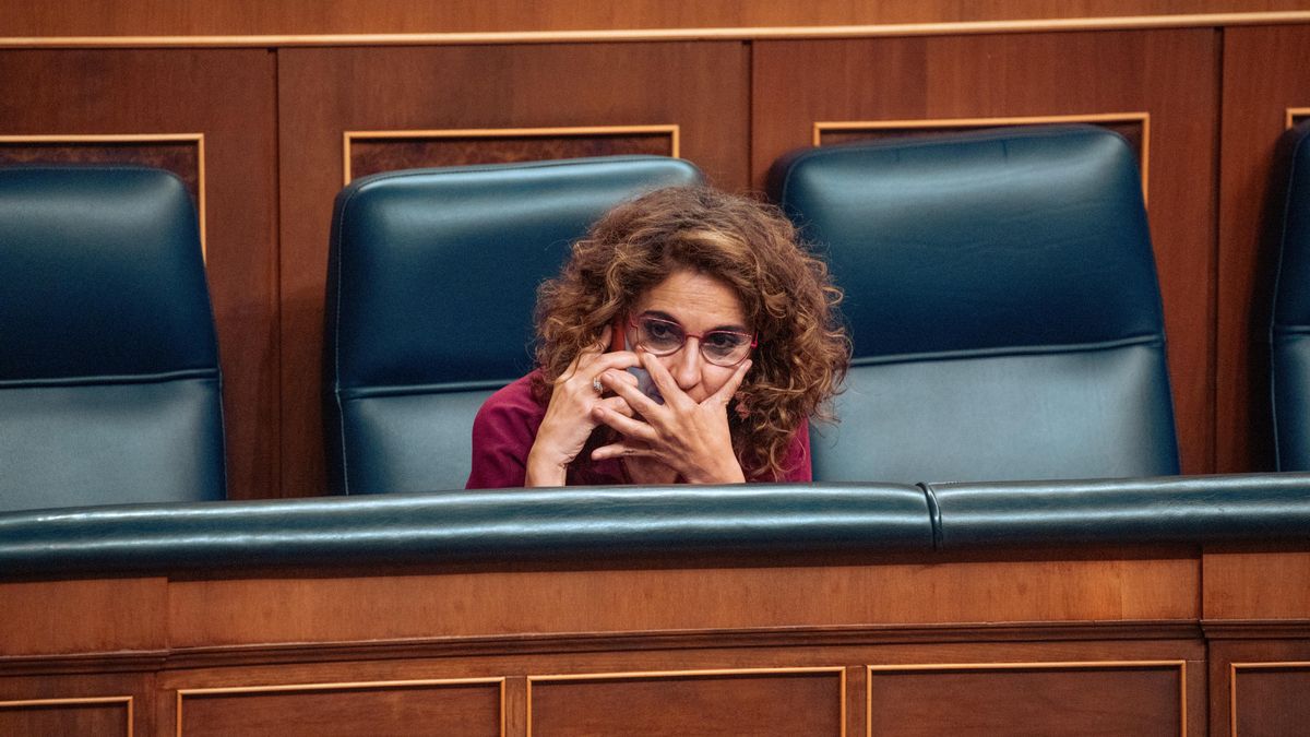 La vicepresidenta primera del Gobierno, ministra de Hacienda y vicesecretaria general del PSOE, María Jesús Montero, durante una sesión plenaria, en el Congreso de los Diputados, a 11 de junio de 2024, en Madrid (España).