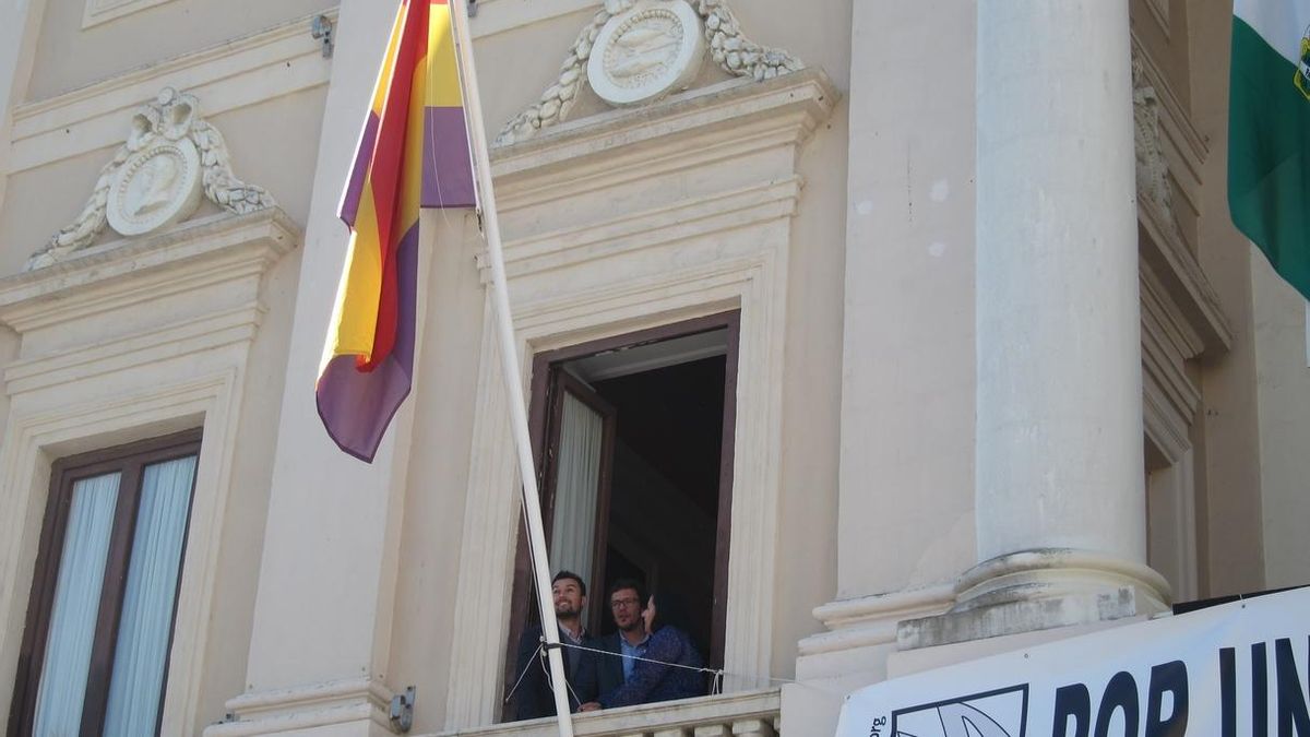 La bandera republicana en la fachada del Consistorio gaditano el 14 de abril de 2016.