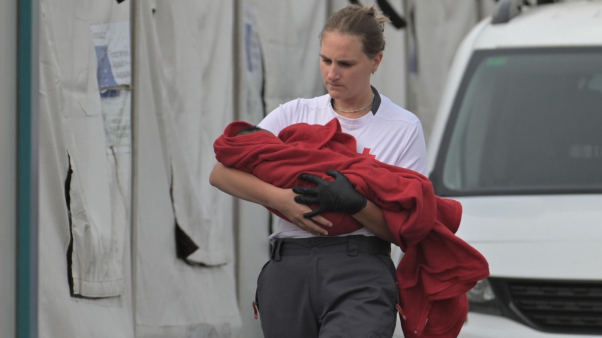 Imagen de archivo de un miembro de Cruz Roja sosteniendo un bebé a su llegada al muelle de La Restinga (El Hierro) en un cayuco.