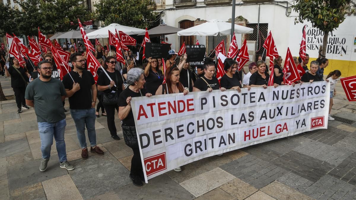 Manifestación de las trabajadoras del Servicio de Ayuda a Domicilio