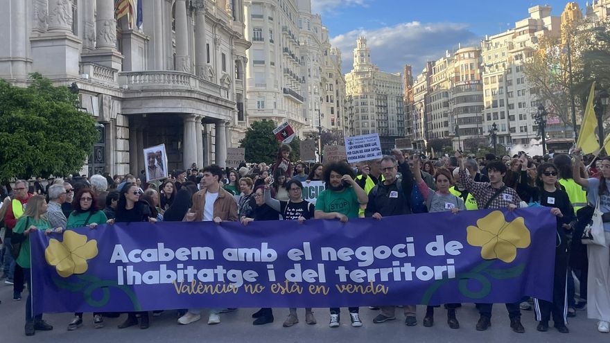 Una marea humana reclama en València la limitación de los precios del alquiler: "¡Mazón atiende, València no se vende!"