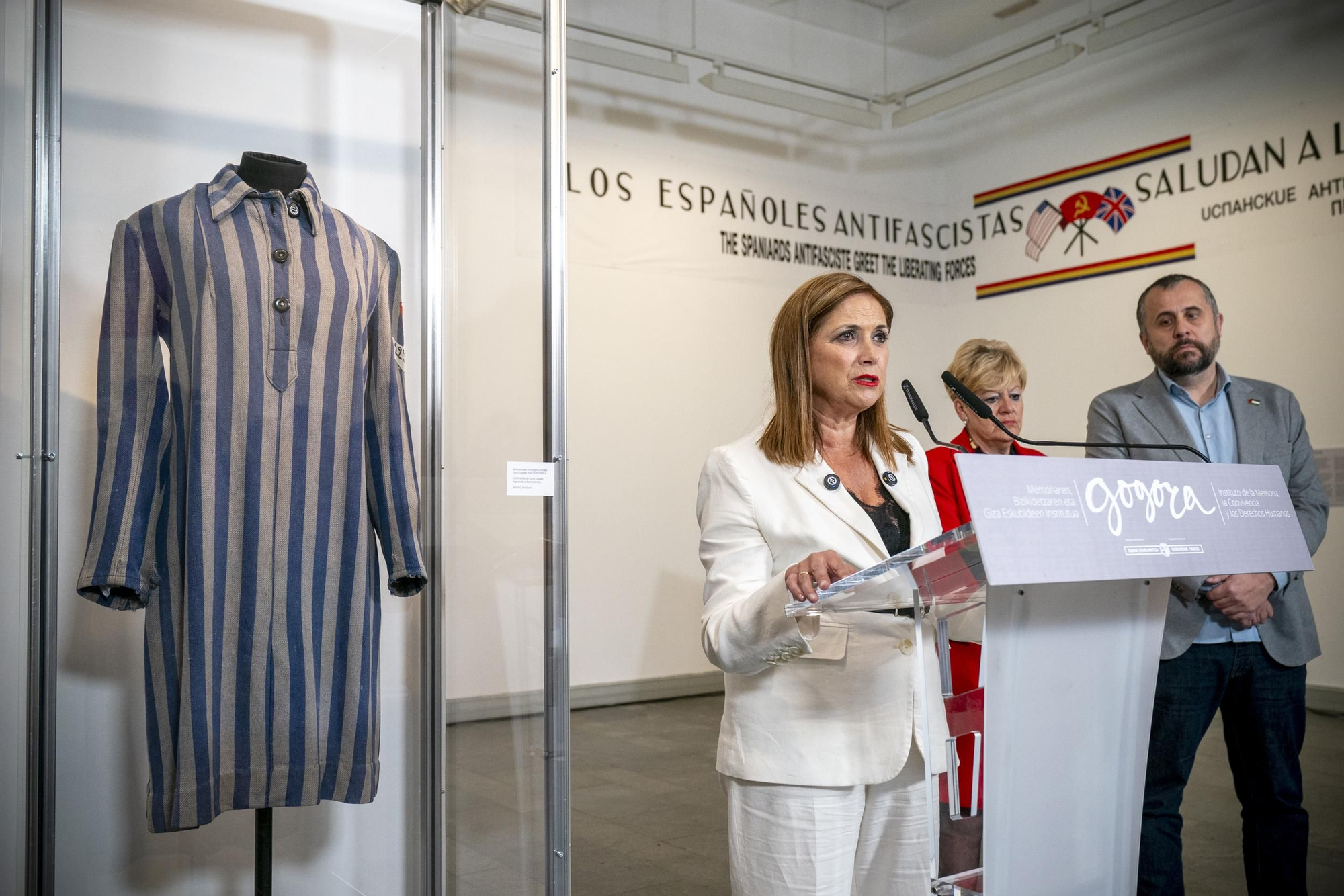 La consejera, María Jesús San José, junto a la diputada foral Ana del Val y el director de Gogora, Alberto Alonso